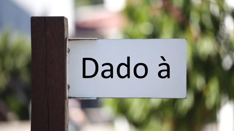 Dado à